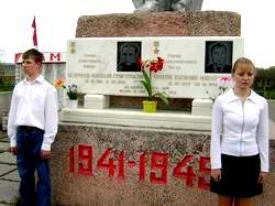 10:50 В селе Октябрьском Порецкого района открыта мемориальная плита в честь двух Героев